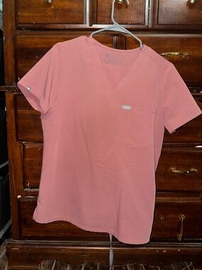 Figs Women's V-Neck Scrub Top in Dusty Rose with Umann Joggers SCRUB SET